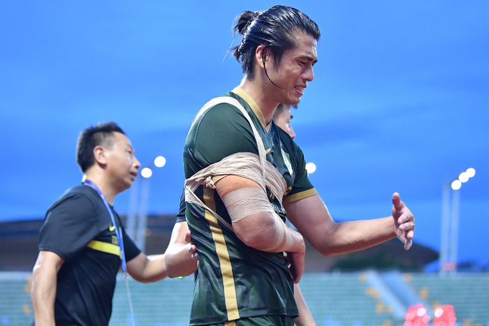 张玉宁肩膀脱臼。