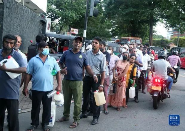 斯里兰卡民众排队等待购买燃料。图片来源：新华社