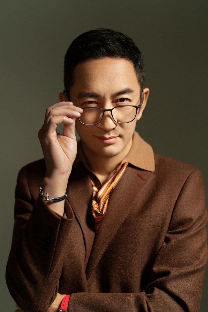 吴启华生活中话不多，只有聊到表演时，才会变得很健谈。  受访者供图