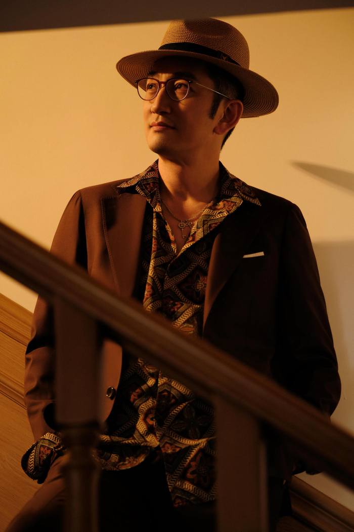 吴启华说，他其实一直向往拍喜剧，做喜剧演员。  受访者供图