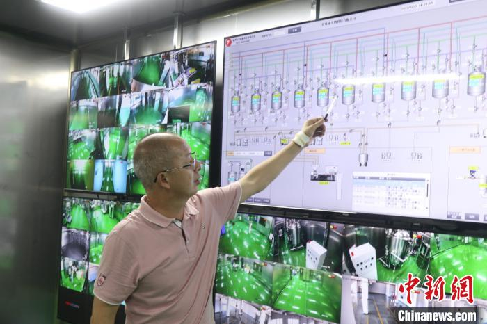 图为汇味康副总经理袁建明介绍自动化生产线 孙秋霞 摄