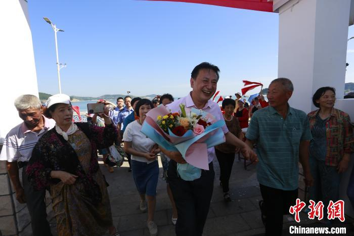 亲友欢迎李松洲回家认亲 张志龙 　摄