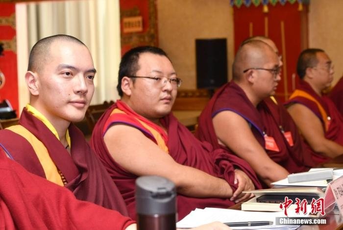 7月7日，参加座谈会的年轻活佛。中新社发 李林 摄