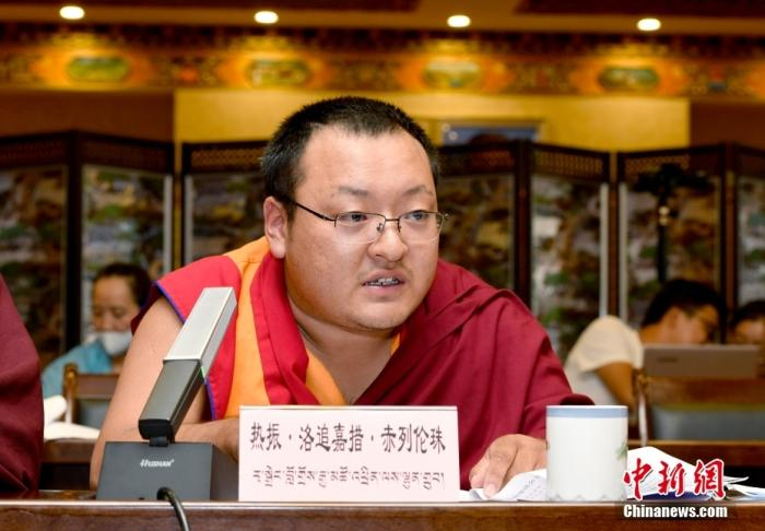 7月7日，热振寺热振•洛追嘉措•赤列伦珠活佛在座谈会上发言。 中新社发 李林 摄