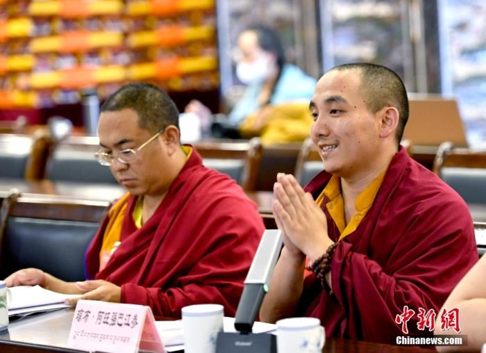 7月7日，日喀则扎西格培寺琼布•阿旺强巴江参在座谈会上发言。中新社发 李林 摄