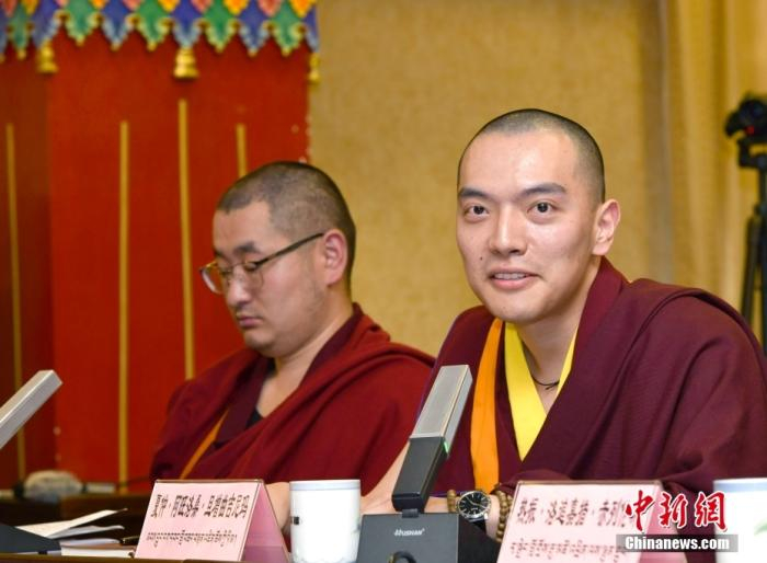 7月7日，达龙寺夏仲•阿旺洛桑•旦增曲吉尼玛活佛在座谈会上发言。中新社发 李林 摄