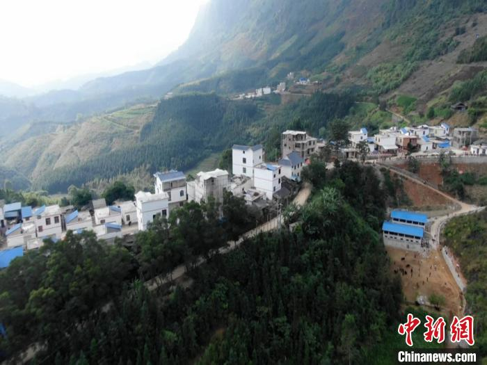 图为从空中俯瞰那布村。　梁海平 摄