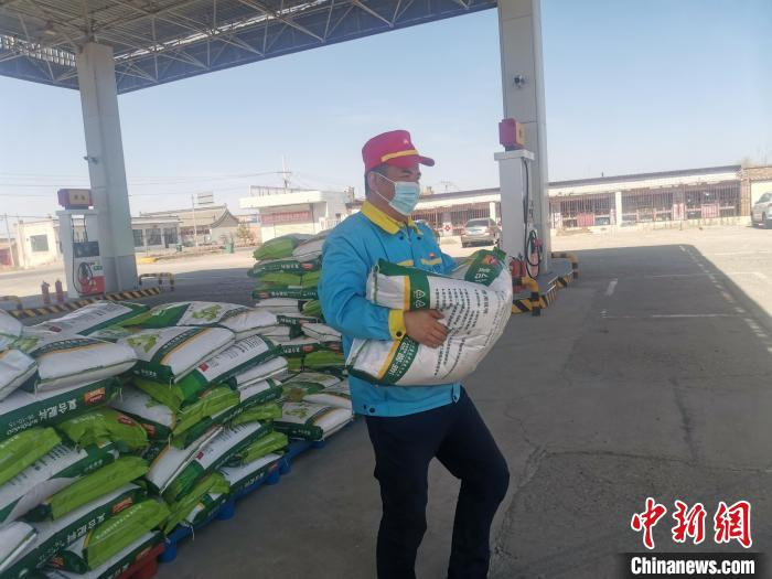 山阴县元营加油站为农户送化肥。　田红雁 摄