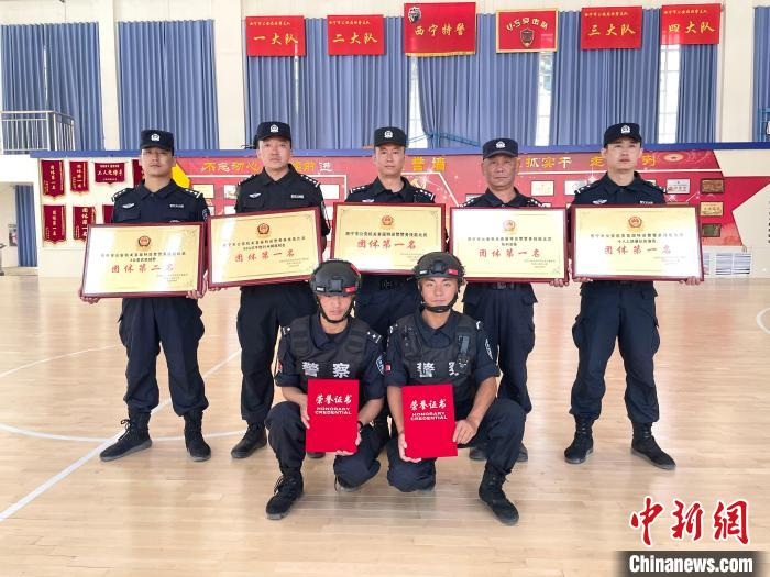 图为队员们合影。　祁绣娟 摄