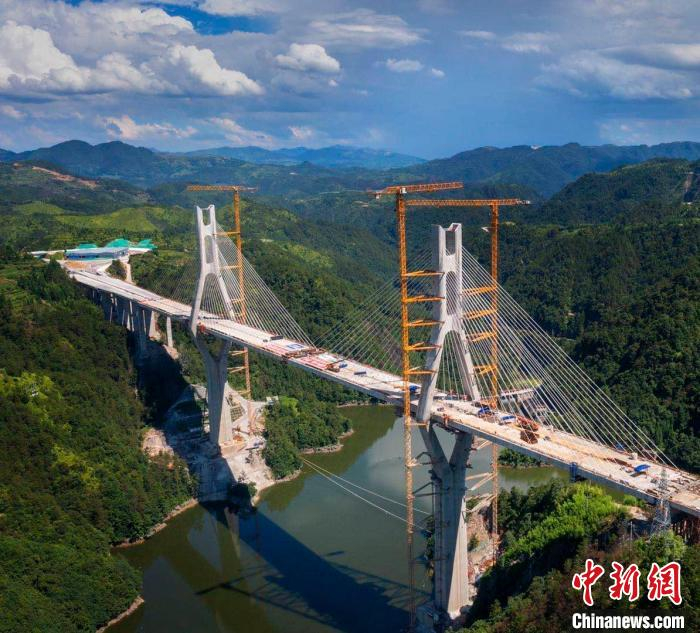 景文高速控制性工程高岭头水库特大桥。　徐金星 摄