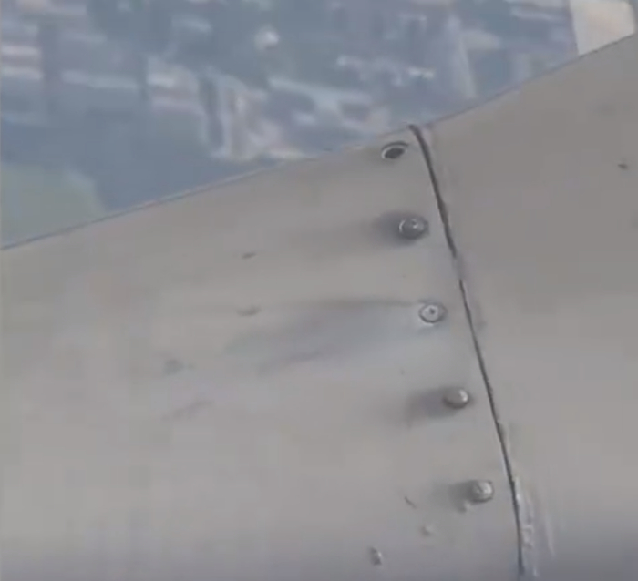 网友在网上发布了一段国航CA1921航班视频，飞行过程中飞机螺丝松动，还有一处螺丝遗失。&nbsp; &nbsp;截屏图