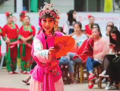 蒲剧青年演员程雅琨，在“文化和自然遗产日”庆祝活动暨非遗走进山西师大临汾学院启动仪式上表演折子戏《表花》。 贾根生摄影