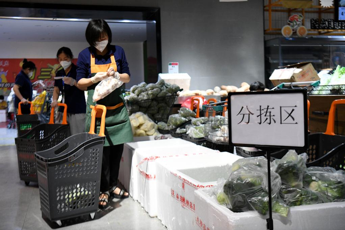 在泗县一家超市，工作人员根据线上订单分拣商品。 新华社记者 黄博涵 摄
