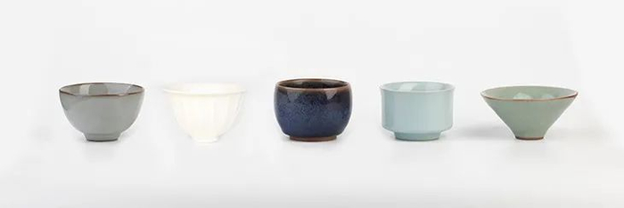 *从左到右：哥窑鸡心盏、定窑刻花盏、钧瓷圆融盏、汝瓷方圆盏、官窑斗笠盏