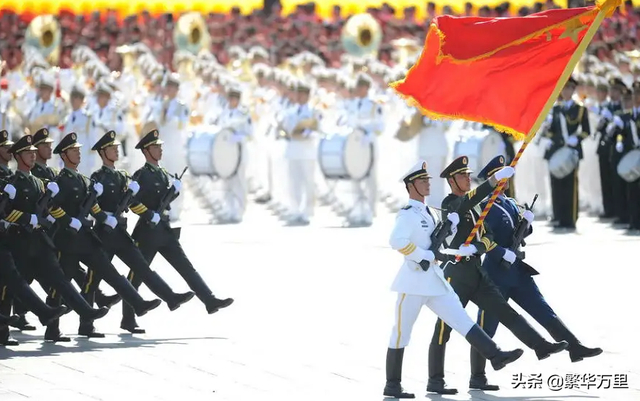 中国的三军仪仗队,30多年时间内,为何换发了5种军服?