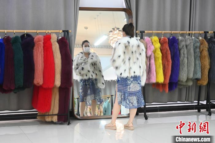 枣强县硕豪毛皮服饰有限公司每年在设计上的投入就可达30万到50万元。　翟羽佳 摄