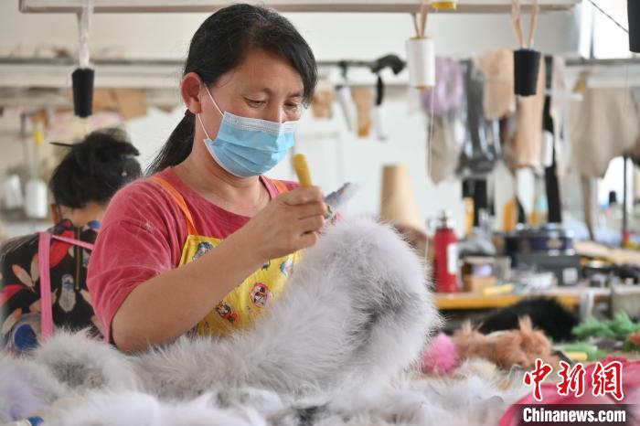 走进枣强县兴宏裘皮制品有限公司，工人在紧张地忙碌。　翟羽佳 摄