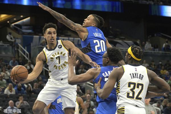 布罗格登（左一）