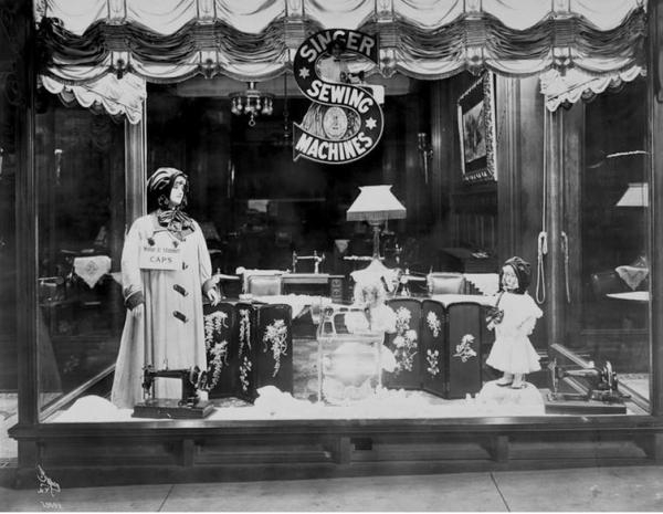 胜家缝纫机销售橱窗，1910年，Museum of the City of New York