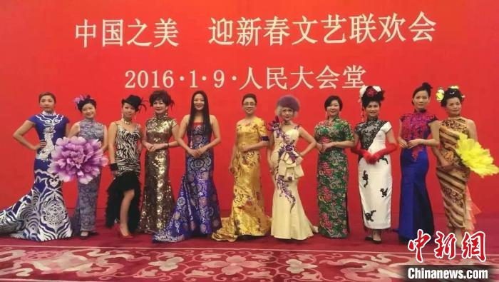 周爱珠带着会员姐妹参加2016中国之美·迎新春文艺联欢会。　受访者供图