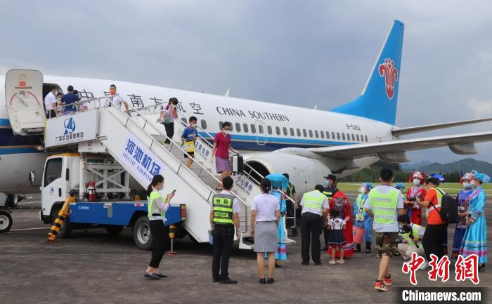 图为航线首批乘客抵达河池 高东风 摄