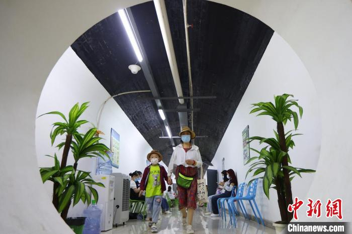 整洁的环境吸引市民前来避暑。　泱波 摄