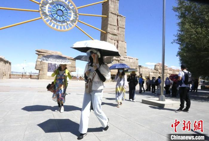 7月10日，来自江苏的旅游团在乌尔禾景区魔鬼城打卡。　陶拴科 摄