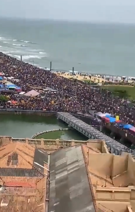 斯里兰卡抗议者包围议会大楼（图源：《每日镜报》）