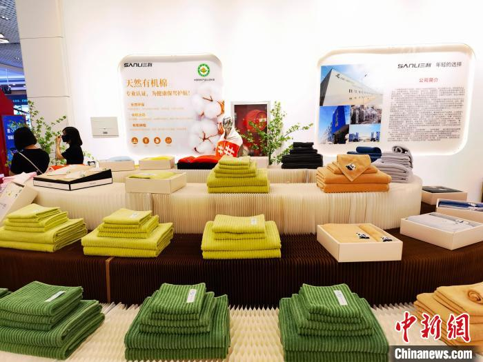 图为展出的色彩丰富的高阳毛巾新品。　吕子豪 摄