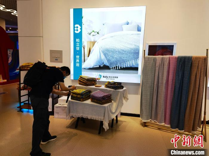 图为网红探店直播中。　吕子豪 摄