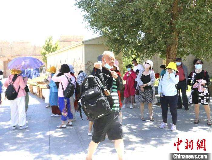 7月以来，5A级景区魔鬼城景区，每天游人如织。　陶拴科 摄