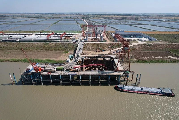 2022年6月，合周高速寿颍段控制性工程淮河特大桥主墩承台完成全部混凝土浇筑，标志着该桥进入主体施工阶段。