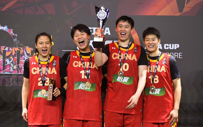 王丽丽、万济圆、张芷婷和黄琨（从左至右）在颁奖仪式上。  图/新华社