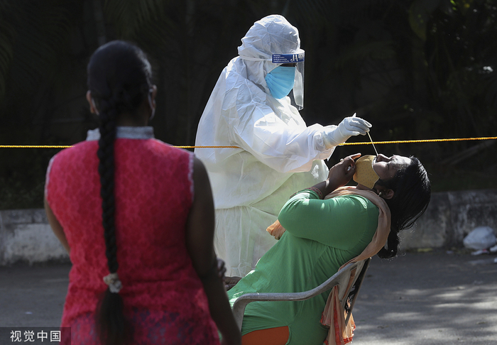印度海得拉巴，当地民众接受新冠核酸检测。视觉中国 图