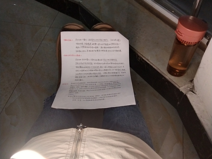 去年冬天，陈璐晚上在寝室楼道里背书。