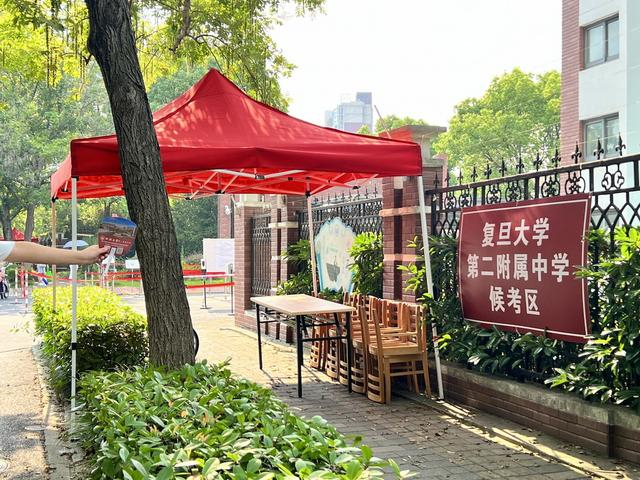 同济一附中考点门口安装了遮阳棚。 本文图片 受访者供图