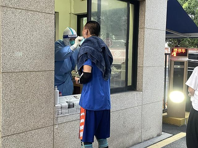 华亭雅居小区门卫室内，张医生正在进行采样工作 徐祯曜 摄