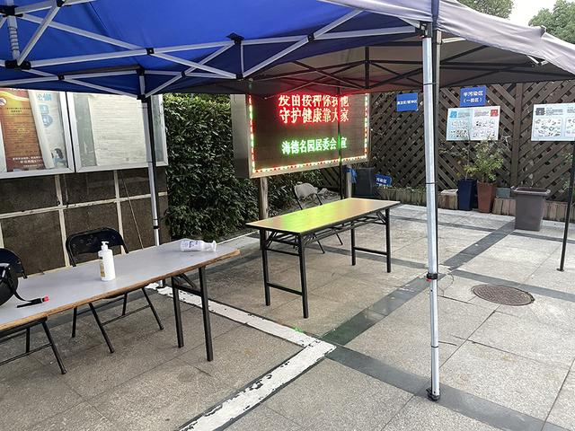海德名园小区内原本的采样场所是一个普通的室外凉棚，今天由于酷暑而转移阵地 徐祯曜 摄