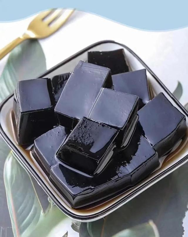 颛桥镇星河湾的居民们为核酸采样人员送上了自制的解暑甜品青草膏，让大白们既惊喜又感动 受访者 供图