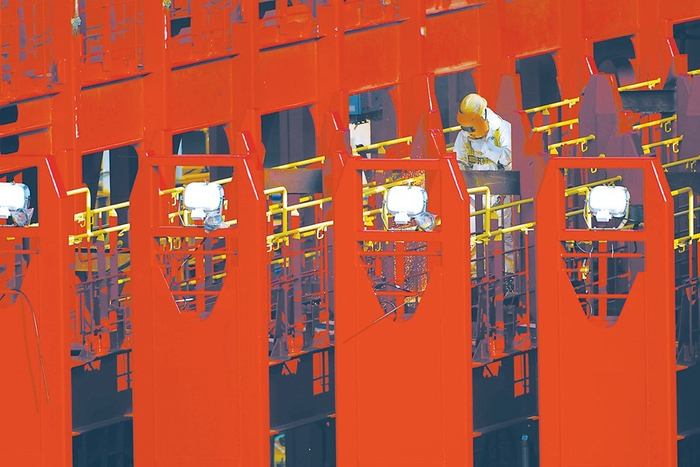 施工人员正在焊接“长益”号的绑扎桥。 张黎 摄