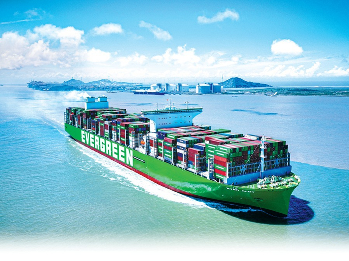 “长益”号载货驶离上海洋山港。章涵 摄