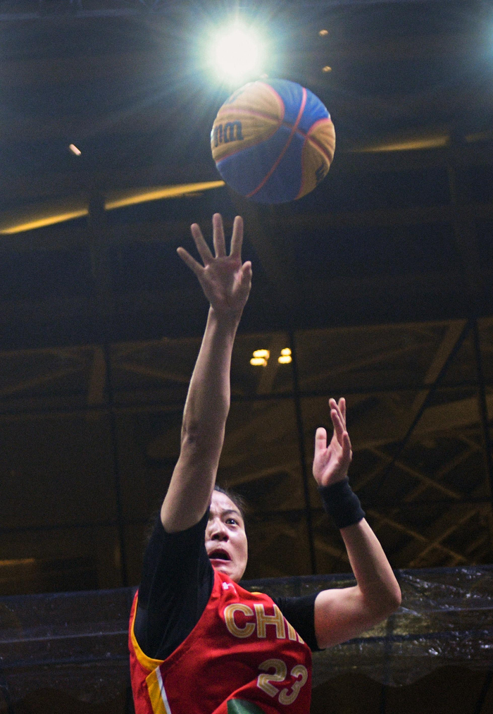 王丽丽在比赛中投篮，她当选赛事最有价值球员。  图/新华社