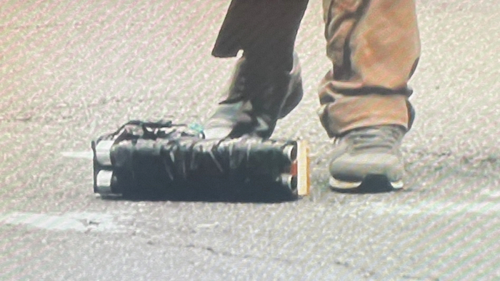 山上彻也掉落于地的枪。