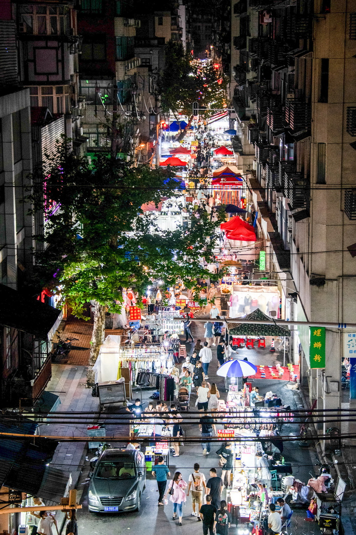 7月5日，市民在武汉市保成路夜市消费休闲。