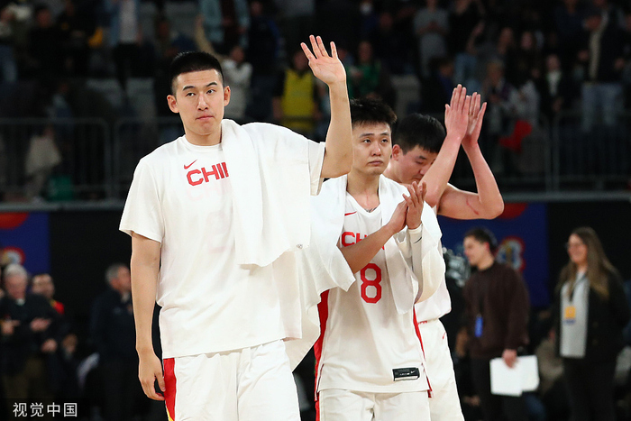 付豪（左）本场表现有些挣扎。