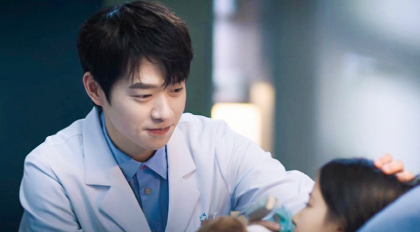 由魏大勋饰演的麻醉医生叶弈明。