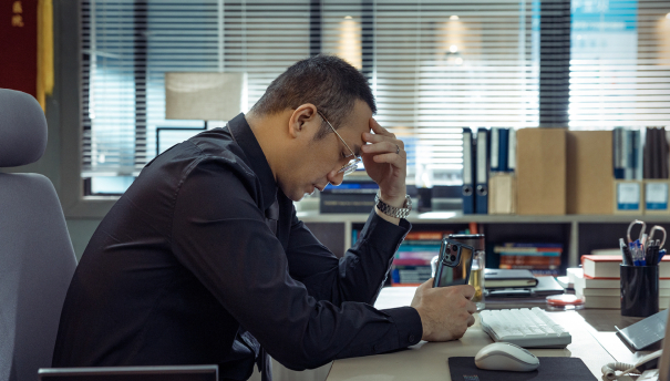 成天操心的刘副院长。