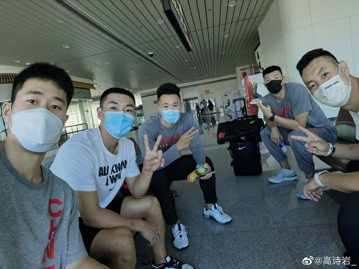 姜伟泽、高诗岩、贺希宁、范子铭、翟晓川（从左至右）出征亚洲杯。