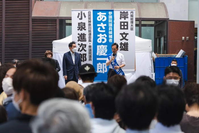 ▲6月24日，日本首相岸田文雄（左）在横滨为参议员候选人浅尾庆一郎站台。新华社