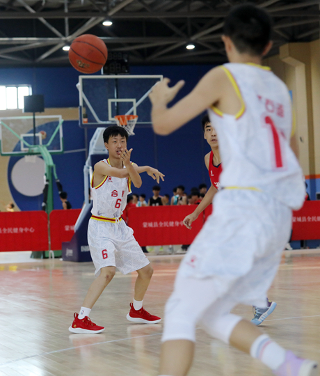     6月25日，安徽亳州，参加2022年安徽省青少年篮球（乙组）锦标赛的青少年运动员在紧张地进行比赛。视觉中国供图